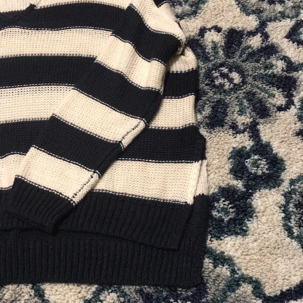 H&M Sweater - Picture 3 of 4